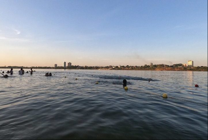 Esse lago esconde muito bicho aí. A gente que é corajoso de banhar. Eu mesmo me banho direto nesse meio desse rio aí, mas é confiando na sorte.