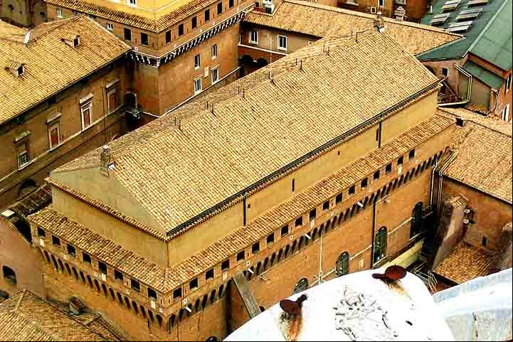 A eleição acontece dentro da Capela Sistina, localizada no Palácio Apostólico, a residência oficial do Papa, no Vaticano.