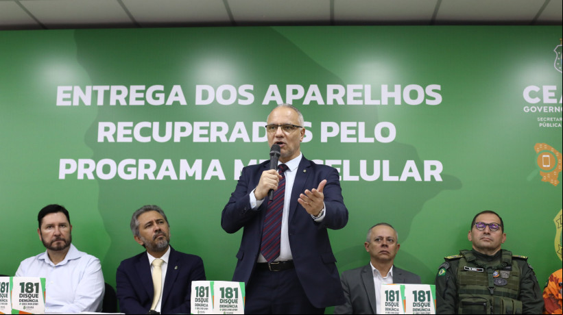 Secretário de segurança pública, Roberto Sá, durante entrega de aparelhos pelo programa Meu Celular