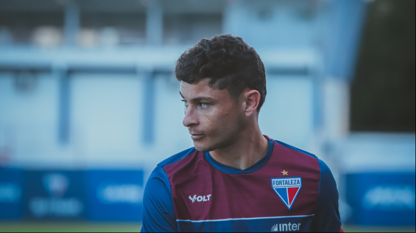 Lateral-esquerdo Diogo Barbosa em treino do Fortaleza no Centro de Excelência Alcides Santos