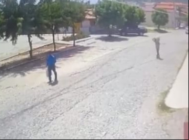 Criminosos seguem em direção ao veículo no momento que percebem a jovem embarcando no automóvel  