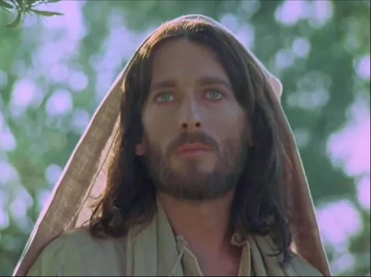 Robert Powell, Jesus de Nazaré (1977): A performance de Powell é aclamada por sua profundidade emocional e autenticidade, retratando Jesus com uma mistura de serenidade, compaixão e determinação.