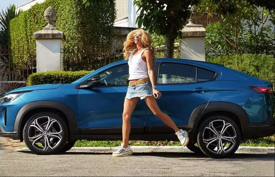 A ex-modelo Adriana Galisteu estrelou campanha digital da Fiat do primeiro modelo híbrido da montadora no Brasil. A peça explora o vínculo afetivo da apresentadora com a marca. Há mais de 30 anos, ela ganhou do ex-namorado Ayrton Senna seu primeiro carro, um Fiat Uno.