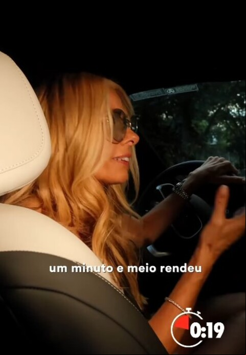 “Tá com tempo? Porque eu só tenho um minuto e meio”, diz Galisteu na campanha, antes de elencar as qualidades e vantagens do carro da Fiat. Durante a peça, um cronômetro registra o tempo no canto da tela.