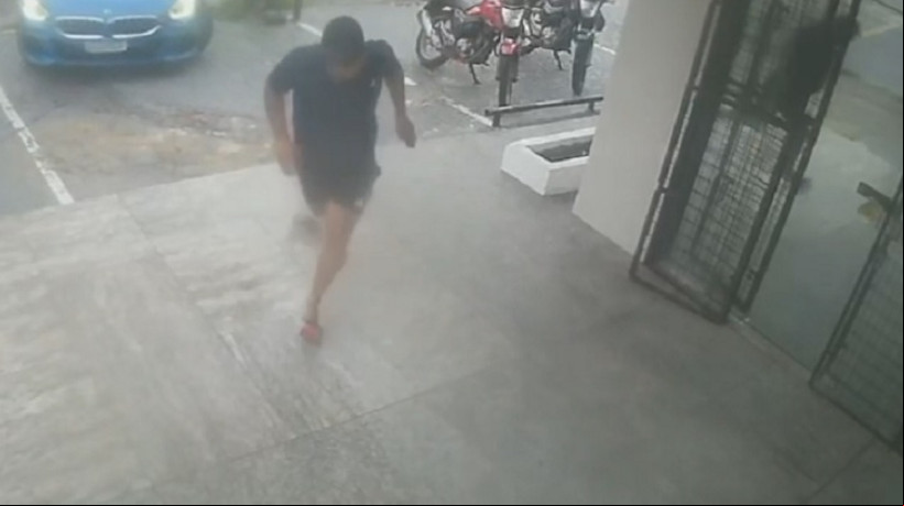Câmeras de vigilância flagraram o momento em que o motorista reage à abordagem e dispara contra suspeitos no bairro Papicu, em Fortaleza