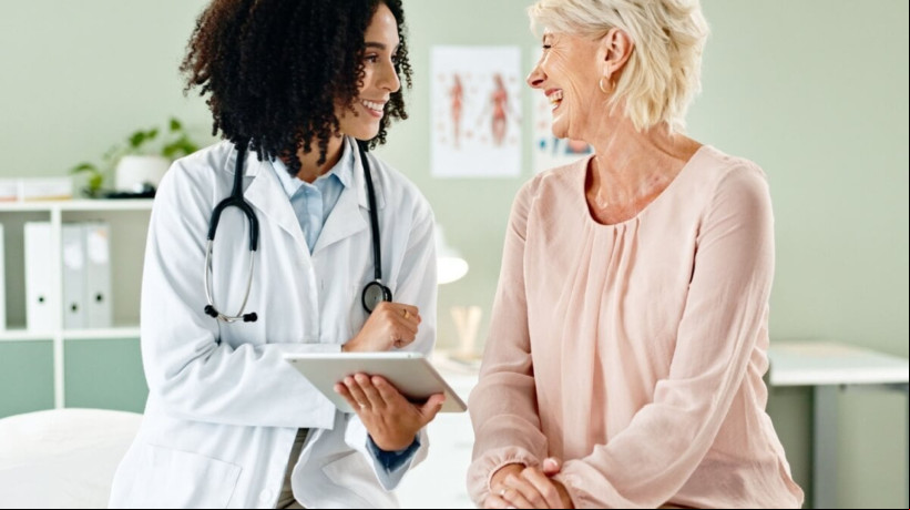 Alguns exames são fundamentais para monitorar a saúde feminina (Imagem: PeopleImages.com - Yuri A | Shutterstock)