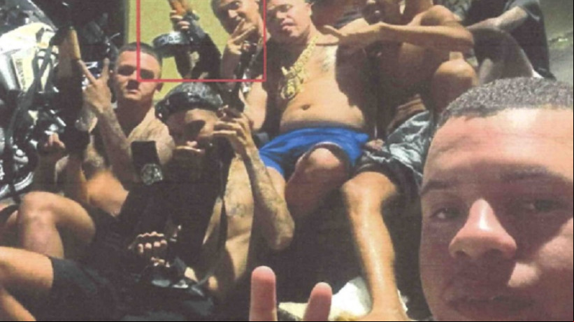Criminosos postaram fotos em redes sociais ostentando fuzis em comunidade do Rio de Janeiro