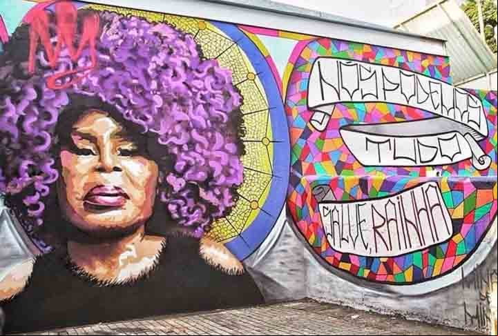 A cantora Elza Soares tem desde 2017 o rosto estampado no muro da escadaria da estação central do metrô de Belo Horizonte. No início de 2022, quando a artista morreu aos 91 anos, os autores publicaram um vídeo para mostrar o processo de produção da obra.