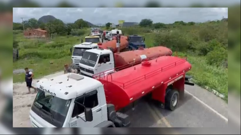￼PIPEIROS bloquearam a rodovia por falta de pagamentos