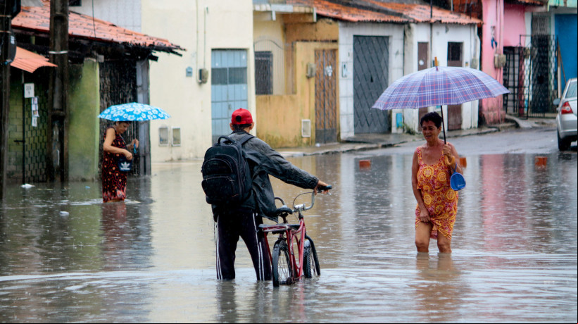 Alagamento pós-chuva com casas inundadas e entrando água pela porta na rua Piloto, no bairro Aerolândia, em Fortaleza