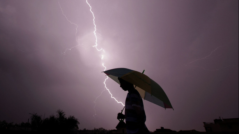 Relâmpagos e trovões são fenômenos naturais associados a descargas elétricas que ocorrem durante tempestades