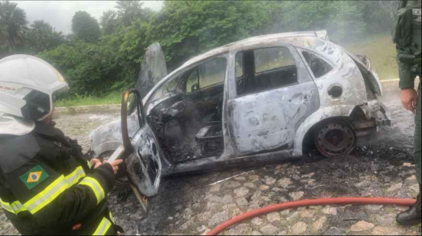 Corpo de Bombeiros debelou as chamas do carro que teria sido utilizado na execução