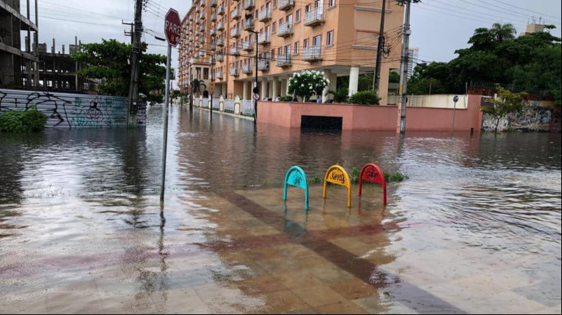 Moradores do condomínio Vila de Iracema reclam que há 14 anos tem que abrir bueiro na praia para não sofrer inundações