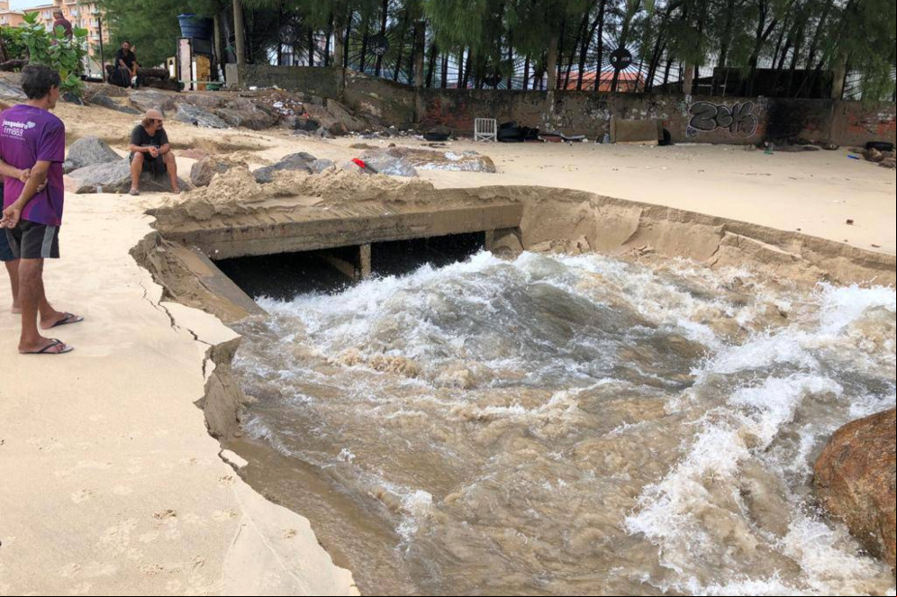 Moradores do condomínio Vila de Iracema reclam que há 14 anos tem que abrir bueiro na praia para não sofrer inundações(Foto: Divulgação/Comunidade Williane)