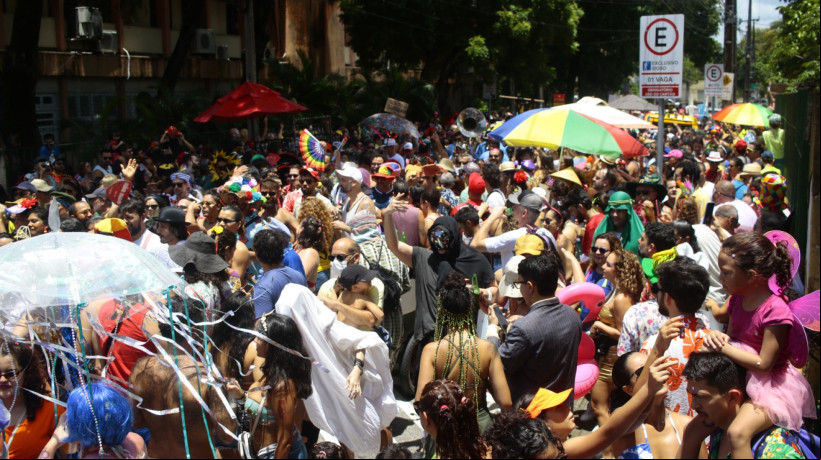 Sob muito sol, fantasias bem elaboradas e encontros familiares dão o tom do tradicional cortejo carnavalesco Soltos na Buraqueira