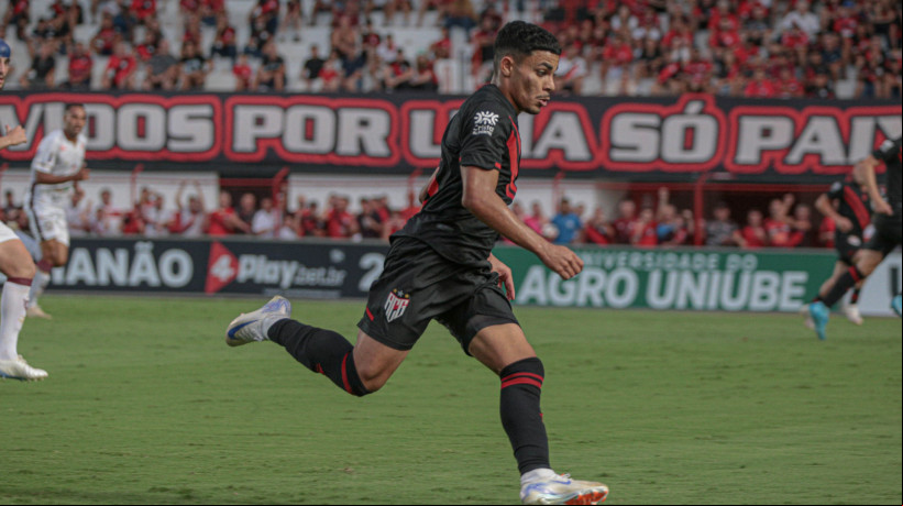 Emprestado pelo Fortaleza, Kauan já estreou com a camisa do Atlético-GO em jogo do Campeonato Goiano