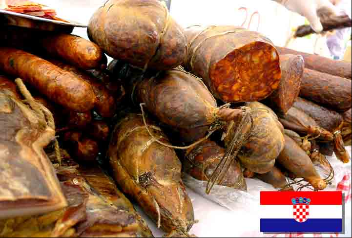 10º) Kulenova seka (Croácia) - É uma variedade de salame seco que pode ser misturada com carne de boi ou de cabra, dependendo da receita. O tempero é uma parte essencial da sua produção, geralmente incluindo alho, pimenta-do-reino, pimenta em pó (picante ou doce).