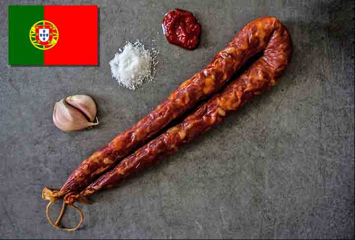 14º) Linguiça do Baixo Alentejo (Portugal) - É temperada com sal, alho, louro, pimenta, colorau (páprica) e, em algumas variações, com vinho ou aguardente, o que confere ao embutido um sabor robusto e aromático.