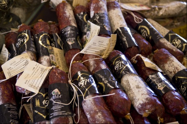 O site de gastronomia TasteAtlas atualizou a lista dos 100 melhores salames e linguiças do mundo. Veja os que são considerados os melhores.