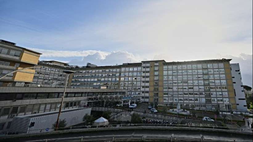 Papa segue internado no hospital Gemelli, com quadro clínico estável