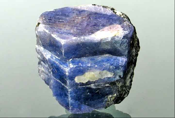 Pesquisadores da Universidade de Heidelberg, na Alemanha, descobriram novos detalhes sobre a formação das safiras, especialmente sobre como suas gemas adquirem a cor azul característica.