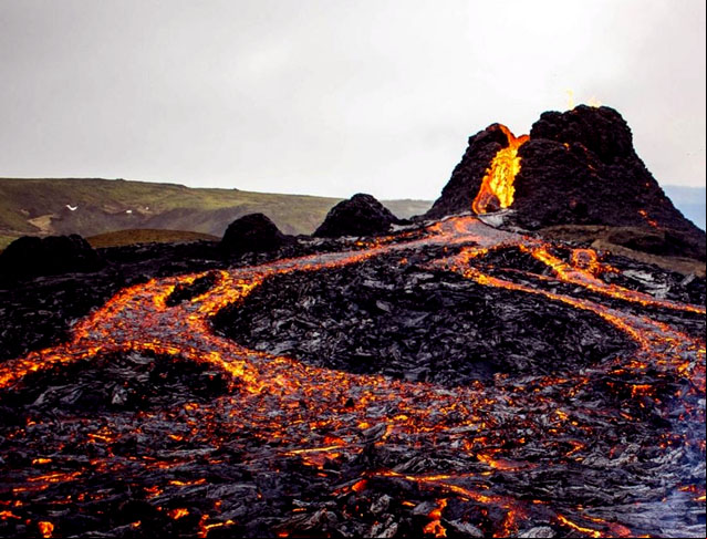 Vulcão Nyiragongo (Congo) - Explodiu em janeiro de 2002, matando mais de 500 pessoas e destruindo parte de Goma. A onda de lava dividiu a cidade ao meio e só parou quando atingiu o Lago Kivu. Deixou 300 mil desalojados.