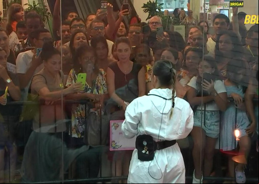 Público encontra Renata em espaço montado no Via Parque Shopping e revela várias mensagens durante interação Público encontra Renata em espaço montado no Via Parque Shopping e revela várias mensagens durante interação
