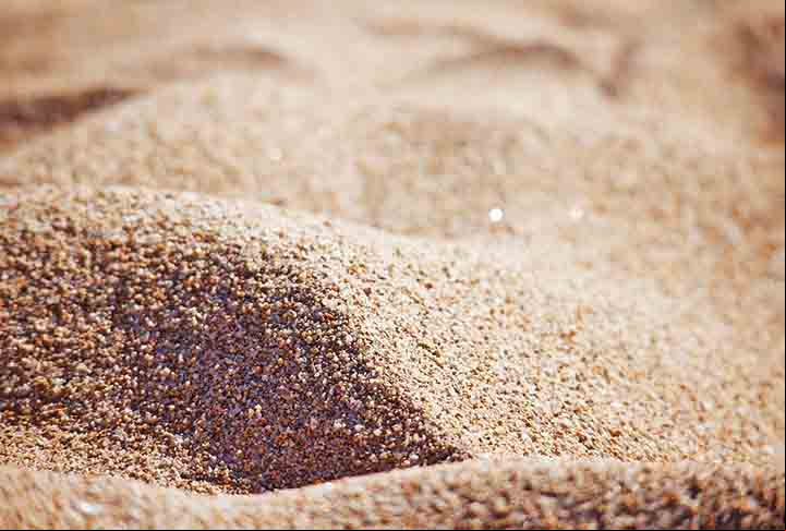 Areia é um material granular composto por partículas de rochas e minerais, com diâmetro entre 0,06 e 2 mm. Pode ser formada pela erosão de rochas ao longo do tempo. Sua composição varia dependendo da região, mas frequentemente contém quartzo.