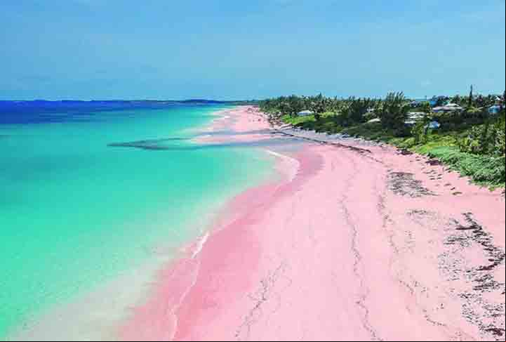 Pink Sands Beach – Harbour Island, Bahamas - Destaca-se por sua areia rosa pálida, formada pela mistura de restos de foraminíferos (microorganismos marinhos) com areia branca.