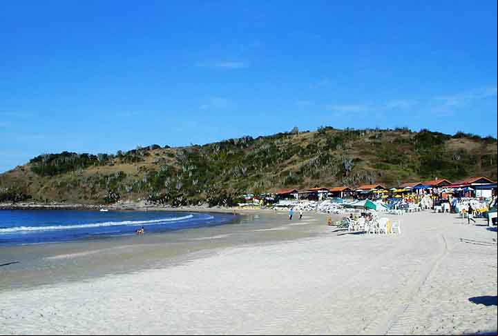 Praia de Peró – Cabo Frio, Rio de Janeiro - Sua areia branca e fina, extremamente limpa, é frequentemente destacada por sua textura macia. A praia faz parte de uma área de preservação ambiental.
