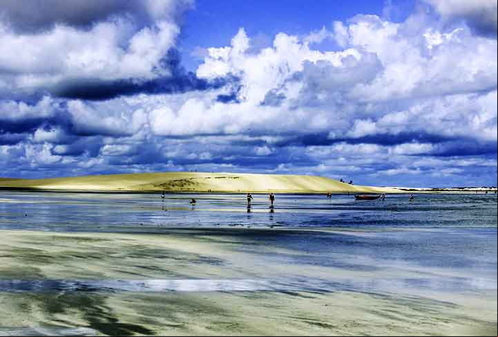 Praia de Jericoacoara – Jijoca de Jericoacoara, Ceará
- A areia branca contrasta com as dunas de diferentes tonalidades, indo do dourado ao bege. A praia é conhecida pelas caminhadas pelas dunas e as formações naturais.