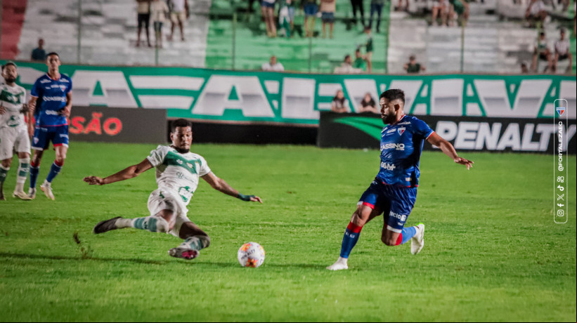 Felipe Jonatan, lateral-esquerdo do Fortaleza, em duelo contra o Sousa