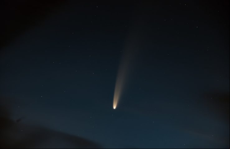 Quando um meteoroide (pedaço de asteroide) entra na atmosfera da Terra e se queima devido ao atrito com o ar, ele produz um rastro de luz brilhante no céu, conhecido como meteoro (ou popularmente como estrela cadente).