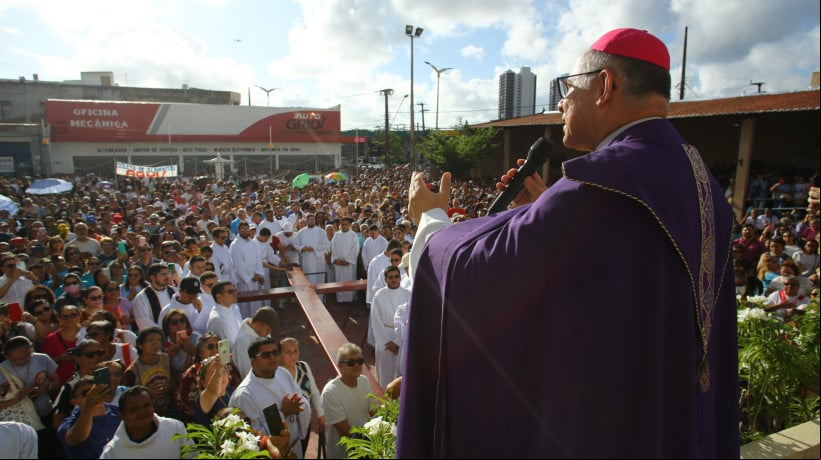 FORTALEZA-CE, BRASIL, 22.03.2025: Do,m Gregório Paixaõ, arcebisbo de Fortaleza, durante a Caminhada Penitencial. Sai da Igreja da Saúde até a Catedral.  (foto: Fabio Lima/ OPOVO)