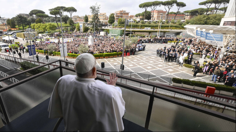 Papa Francisco, aos 88 anos, acena aos fieis minutos antes de ter alta hospitalar após internação que durou mais de cinco semanas