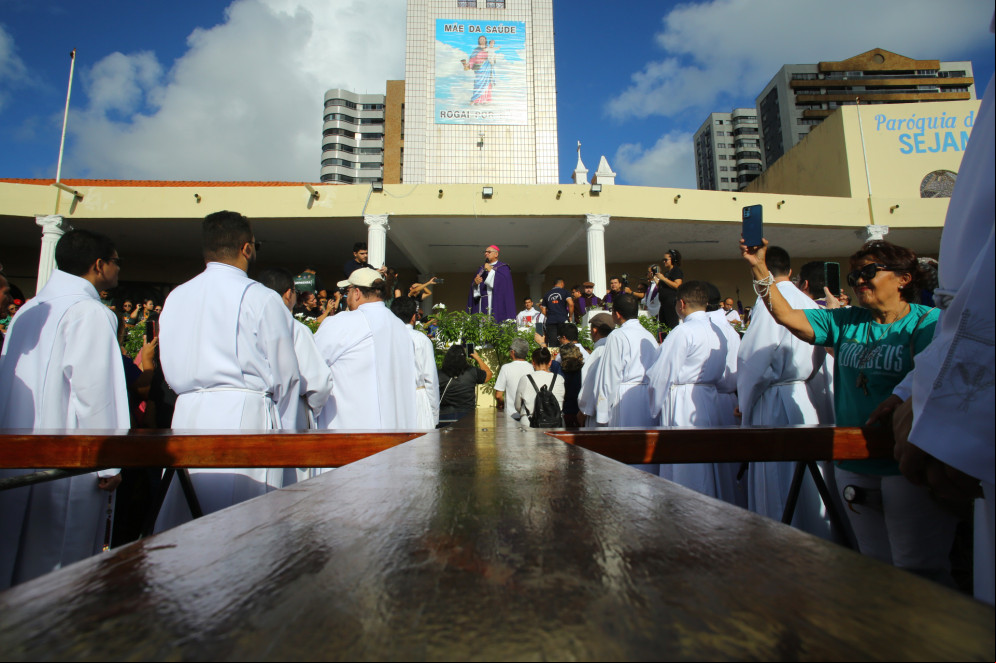FORTALEZA-CE, BRASIL, 22.03.2025: Do,m Gregório Paixaõ, arcebisbo de Fortaleza, durante a Caminhada Penitencial. Sai da Igreja da Saúde até a Catedral. (foto: Fabio Lima/ OPOVO) FORTALEZA-CE, BRASIL, 22.03.2025: Do,m Gregório Paixaõ, arcebisbo de Fortaleza, durante a Caminhada Penitencial. Sai da Igreja da Saúde até a Catedral. (foto: Fabio Lima/ OPOVO)
