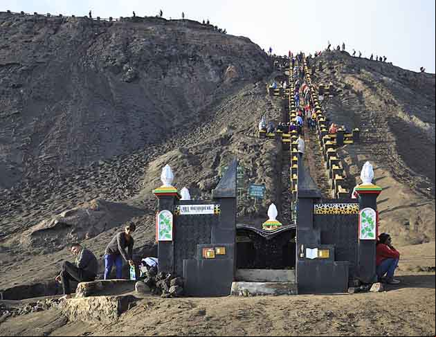 3º - Bromo Tengger Semeru National Park (Indonésia) - 7.89 - Situa-se na província de Java Oriental da Indonésia, a leste da cidade de Malang e a sudeste de Surabaia, a capital provincial. Foi criado em 1982 e tem 502,76 km² de área e a sua altitude média é 2 100 m.