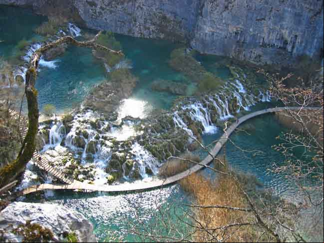 5º - Plitvice Lakes National Park (Croácia) - 7.29 - É um dos maiores e mais antigos parques nacionais da Croácia. Em 1979, foi inscrito na lista do Patrimônio Mundial da UNESCO, devido à sua notável e pitoresca série de lagos calcários e cavernas, conectados por cachoeiras.
