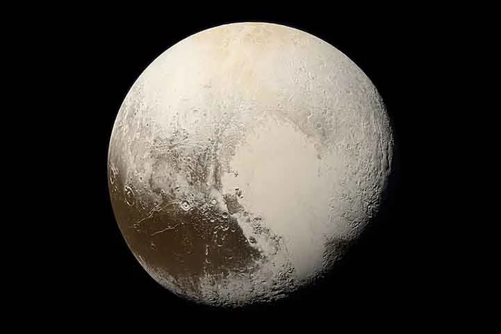 Em agosto de 2006, a União Astronômica Internacional (IAU) designou novos critérios para definir o que é um planeta no Sistema Solar. Assim, Plutão perdeu tal alcunha e se tornou um