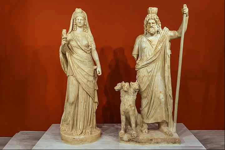 O mito romano do rapto de Proserpina por Plutão é uma lenda que também aparece na cultura grega. Nela, Plutão se chama Hades e Proserpina é Perséfone. Ela encantou o obscuro Deus com sua beleza, filha da deusa das colheitas Deméter.