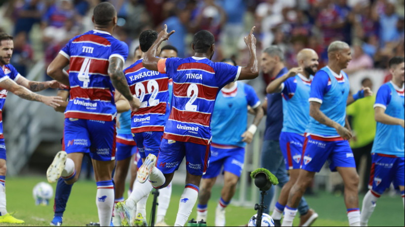 Tinga marcou o segundo tento do Tricolor e toda a equipe foi comemorar com a comissão técnica