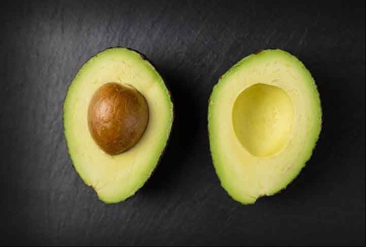 O abacate é uma excelente fonte de nutrientes essenciais, incluindo vitaminas C, E, K, B6, ácido fólico, niacina e riboflavina. Além disso, contém minerais como potássio, magnésio, manganês e cobre.