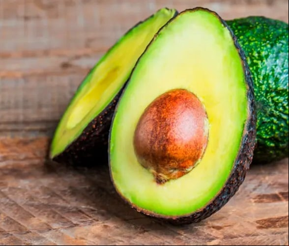 Em pouco mais de 20 anos, a produção global de abacates na Europa e na América do Norte triplicou. No entanto, apesar dos muitos benefícios à saúde, essa fruta traz impactos ambientais em sua produção e distribuição. Entre eles, o uso de fertilizantes e combustíveis fósseis, que aumentam as emissões de gases do efeito estufa.