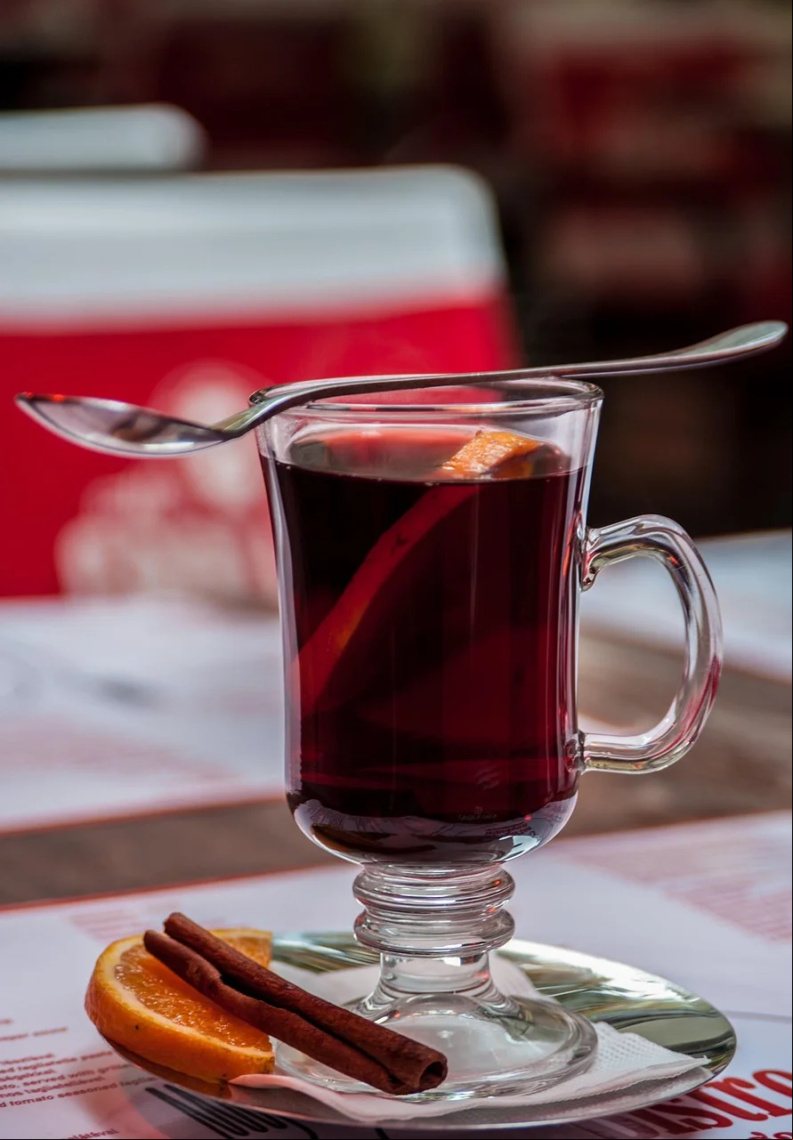 O chá desta especiaria é uma infusão feita com canela em pau ou em pó e água fervente. Ela é uma bebida que pode ter vários benefícios para a saúde. Entre eles, melhorar a sensibilidade à insulina, o sistema imunológico e o funcionamento intestinal.