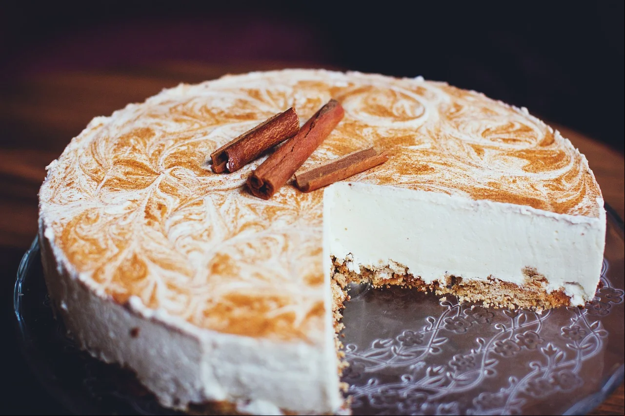 No contexto de pratos doces, a canela combina bem com frutas, especialmente maçãs e peras, sendo comum em receitas de tortas, bolos e doces.