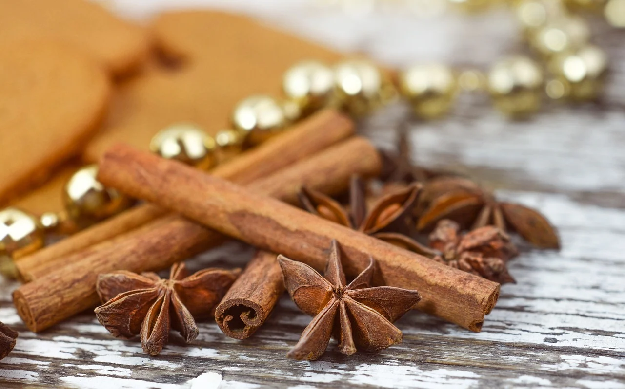 Além disso, a canela tem ação antioxidante nas células do corpo humano. Estudos recentes apontam que a especiaria auxilia na prevenção de doenças cardiovasculares quando utilizada em receitas ou em forma de chá.