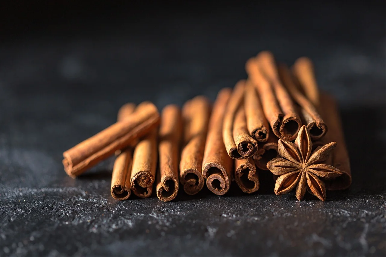 O termo canela também se refere à cor acastanhada da especiaria depois de moída. Ela é obtida a partir da espécie Cinnamomum verum, mas a maioria que circula no comércio internacional é derivada de espécies como Cinnamomum cassia, que mede até 15 metros de altura.