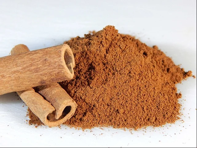 É uma especiaria aromática rica em flavonoides, como eugenol, hesperidina e linalool, que têm propriedades anti-inflamatórias e antioxidantes, ajudando na prevenção de doenças cardiovasculares, câncer e diabetes.