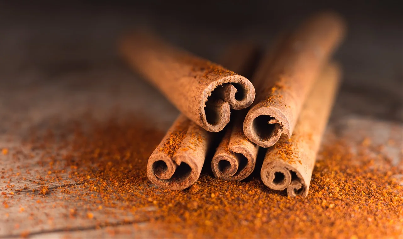 Uma das especiarias mais emblemáticas na Antiguidade e nas Grandes Navegações, a canela traz à culinária aromas e sabores únicos, sejam em doces ou salgados. Com isso, esse produto também pode ser usado em forma de chá e cappuccinos e traz benefícios à saúde.