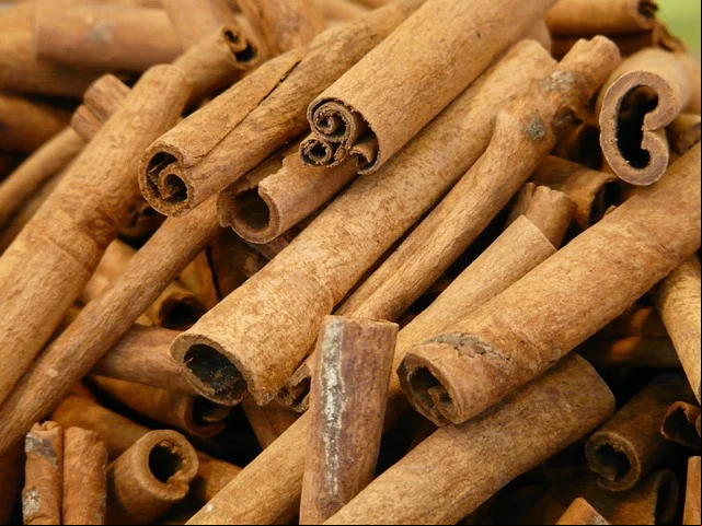 A canela também ajuda a melhorar a disposição física e mental, além de estimular a queima de gordura corporal, facilitando o emagrecimento. Isso por conter cinamaldeído, composto que promove o aumento do metabolismo e melhora a concentração.